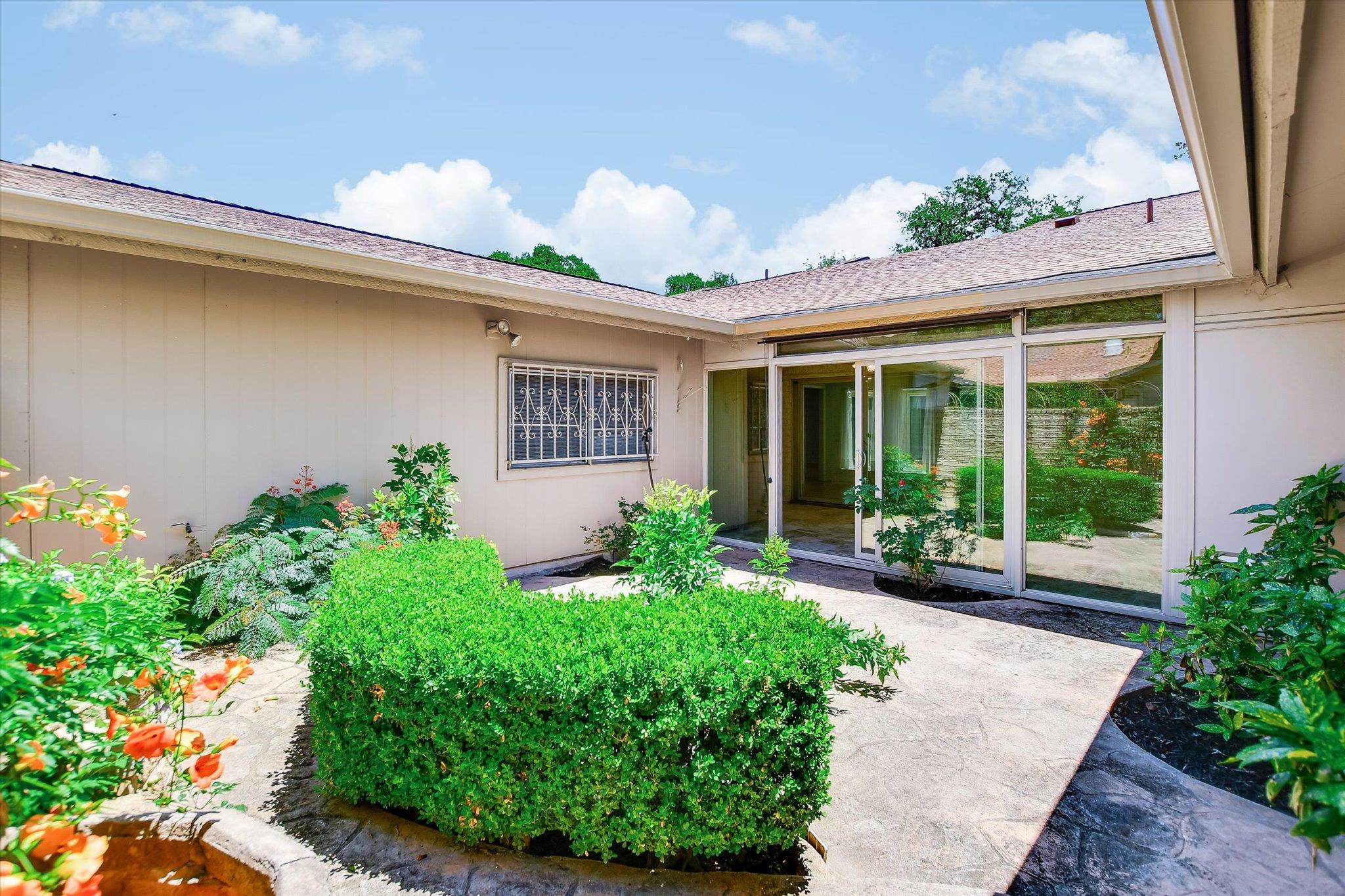 8113 East CT