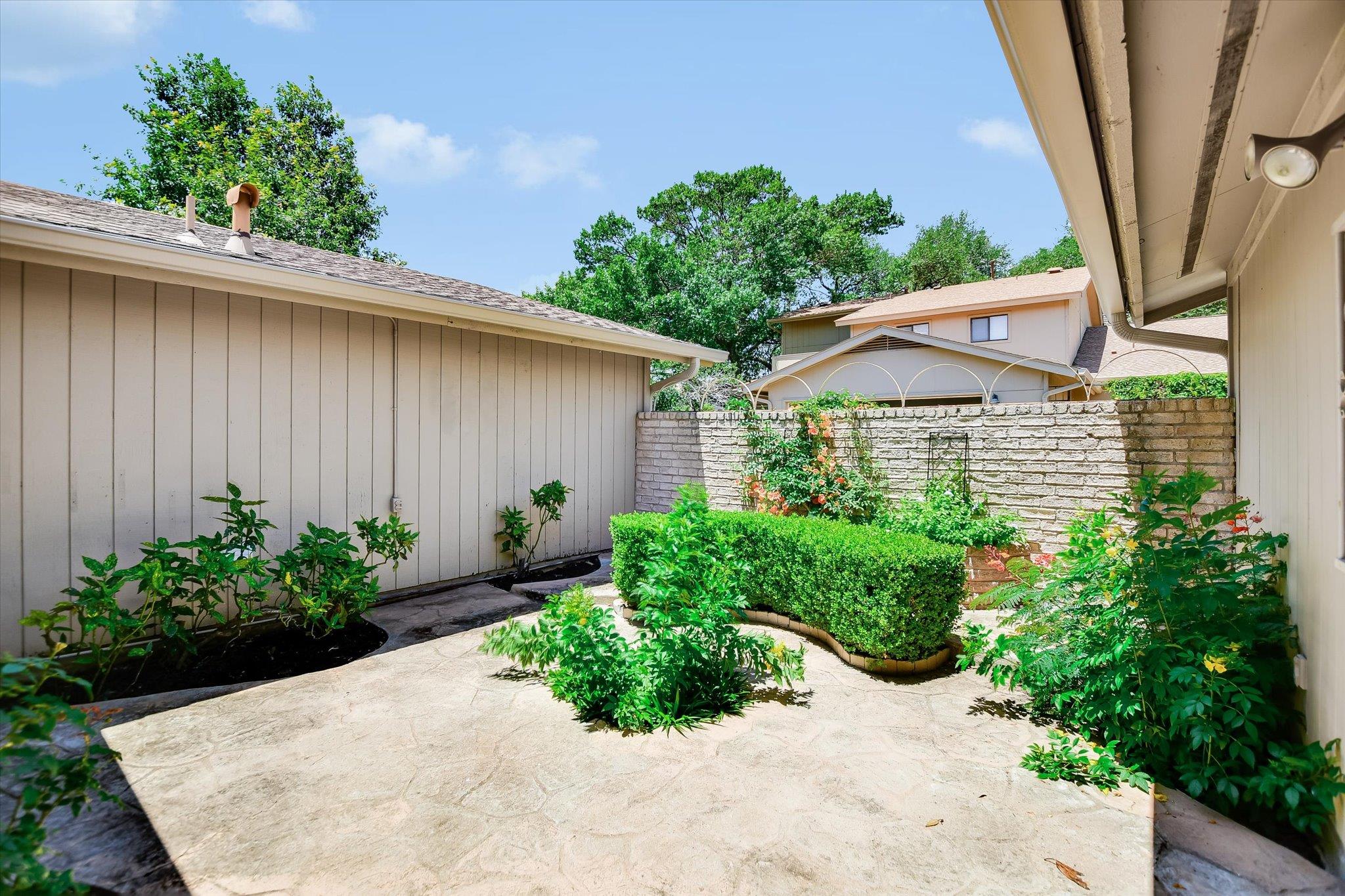 8113 East CT