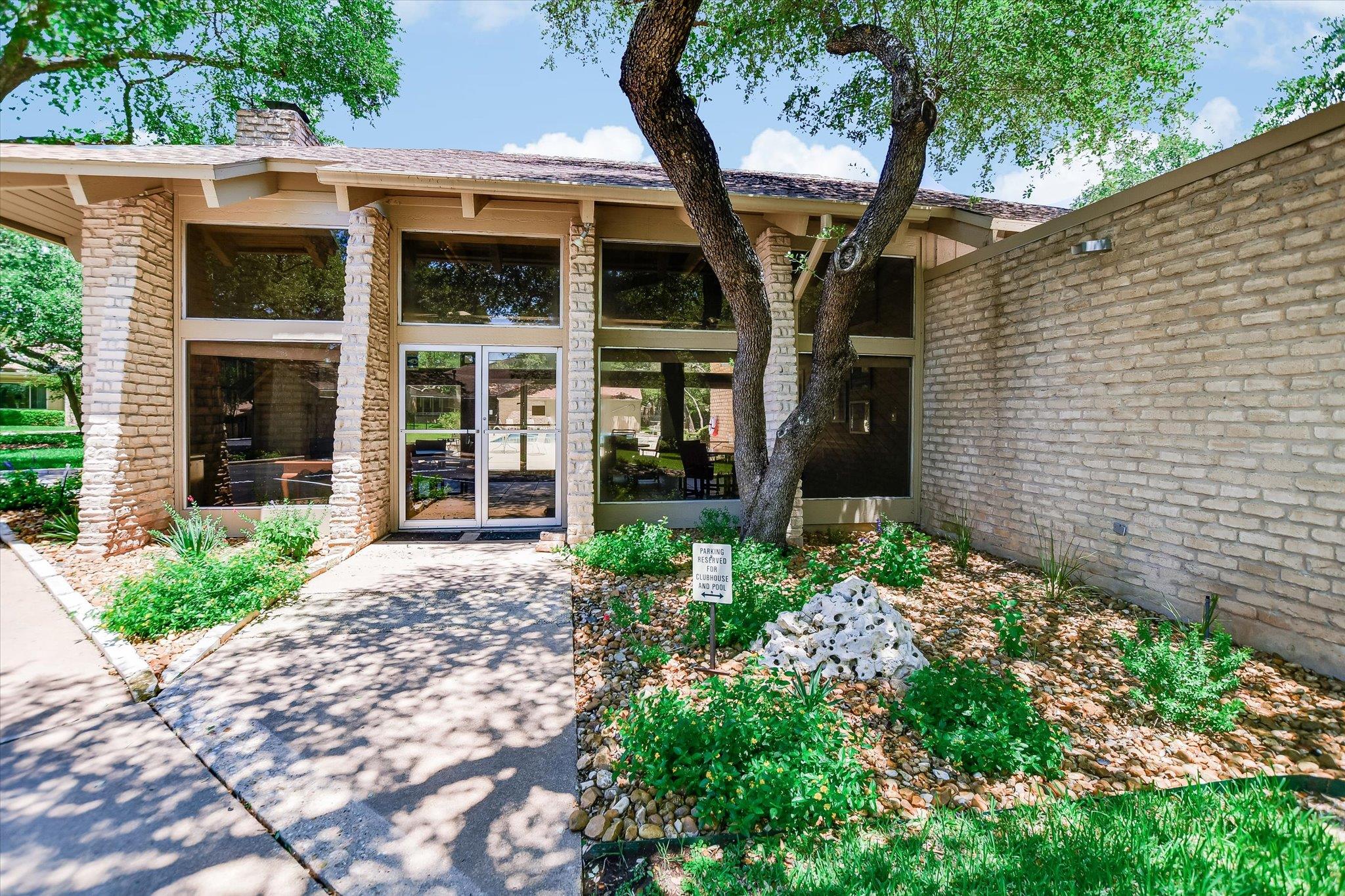 8113 East CT