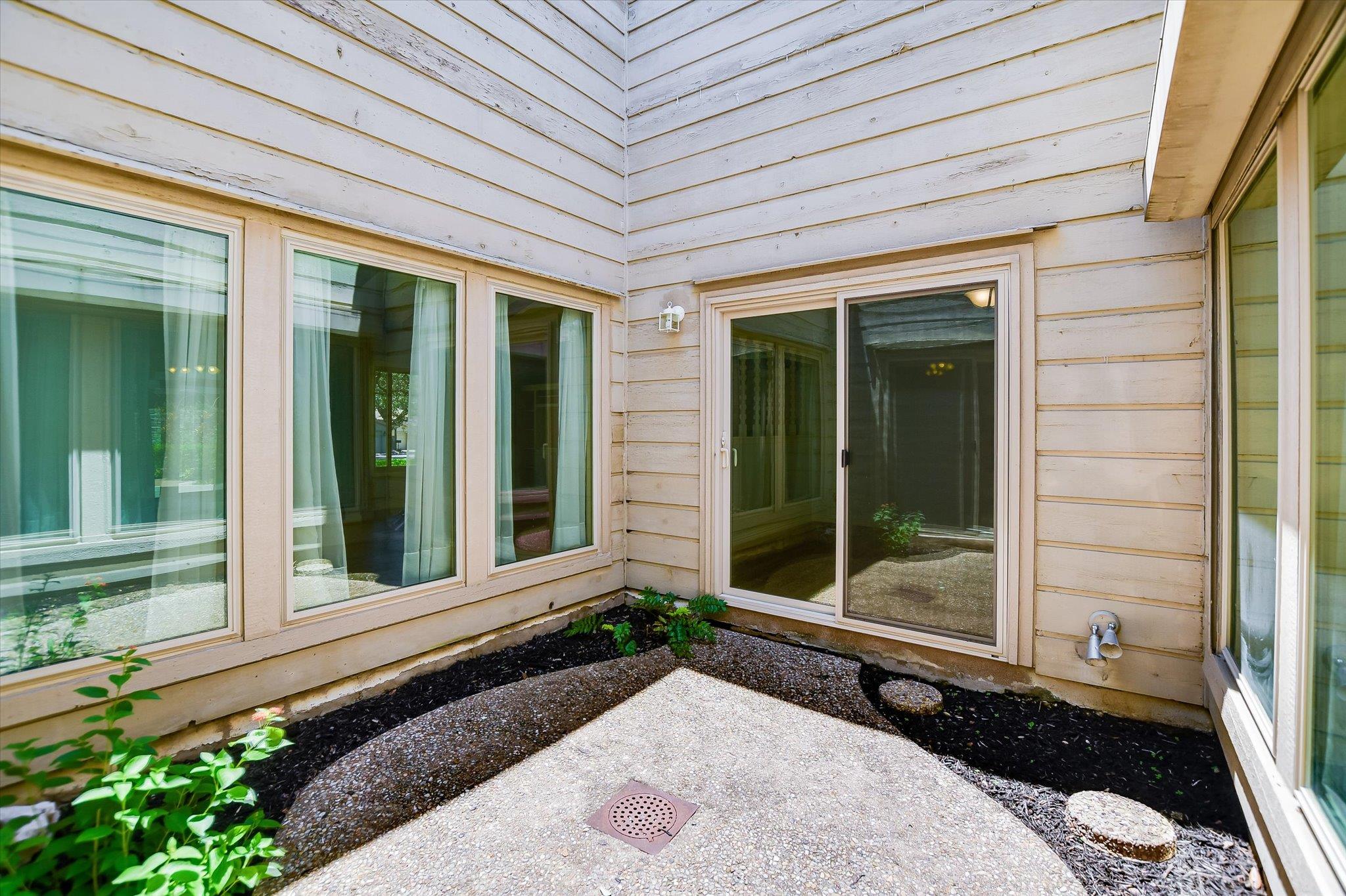 8113 East CT
