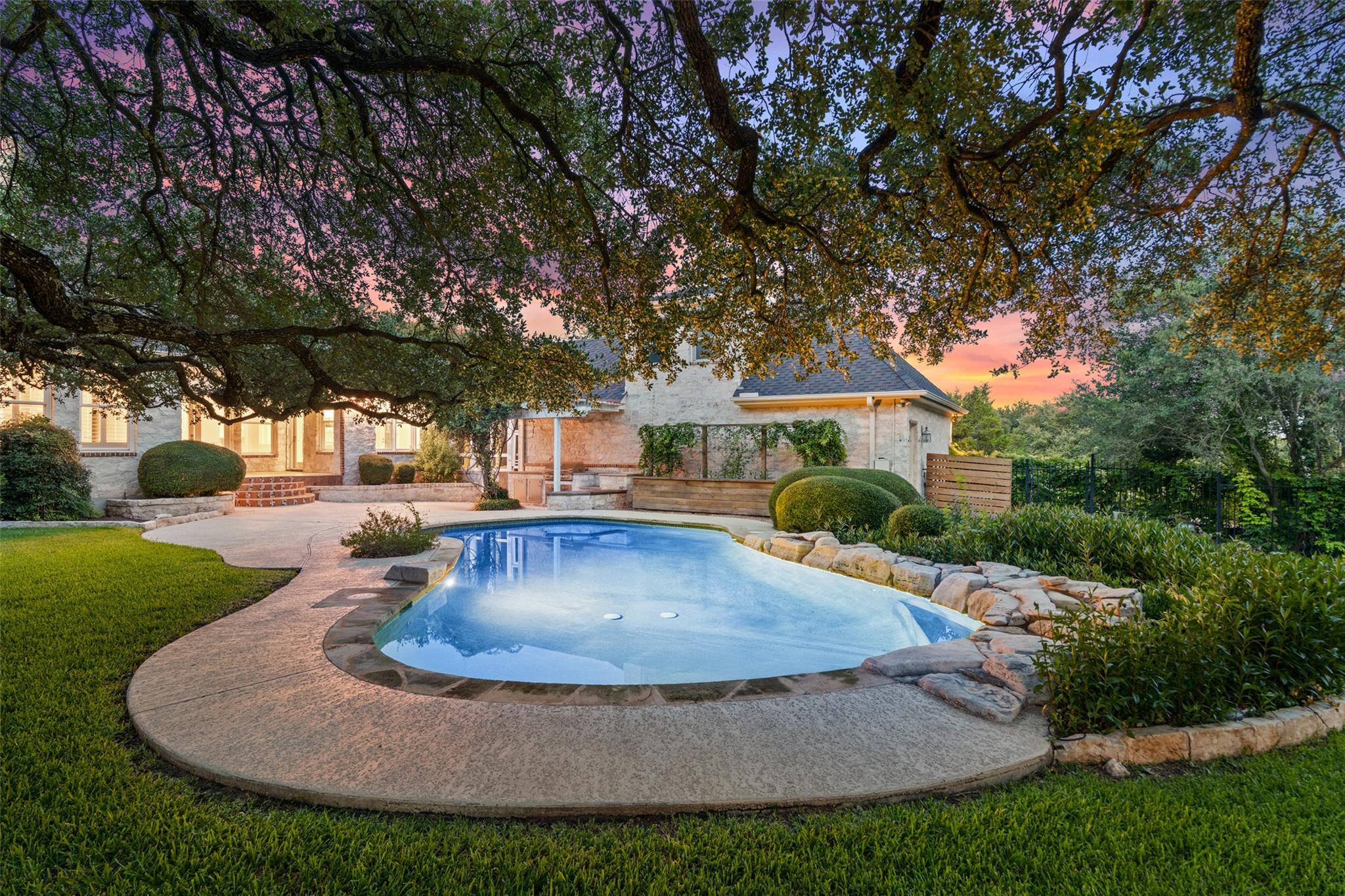 127 Roberts CIR