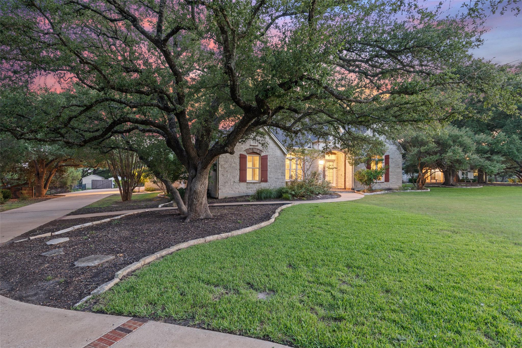 127 Roberts CIR