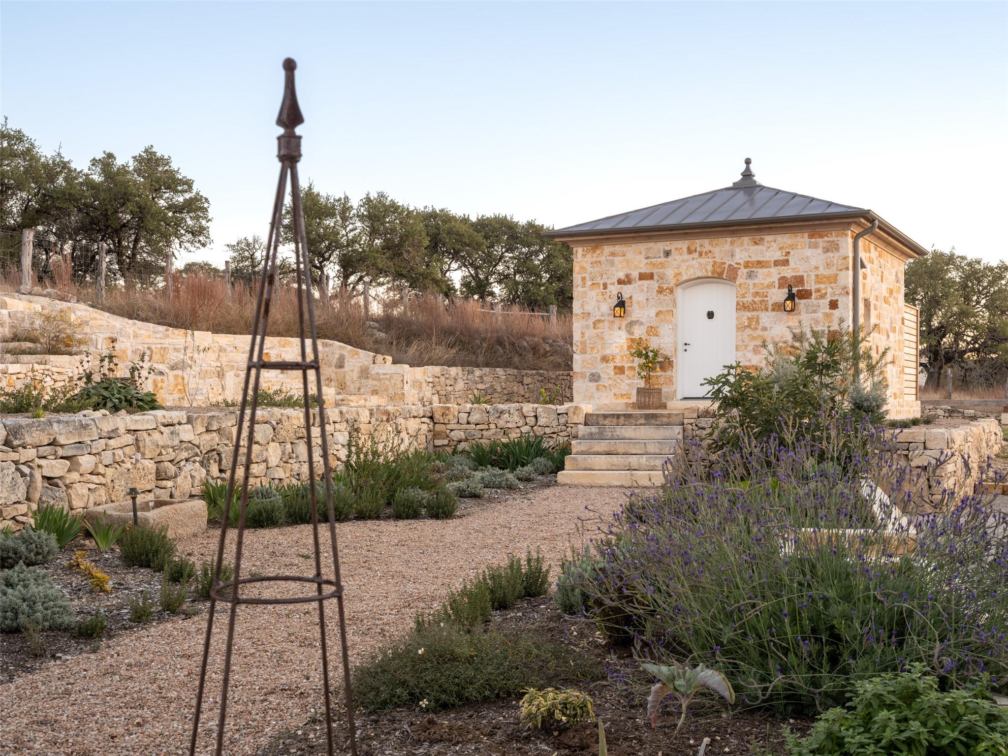 1934 N Walnut Springs RD