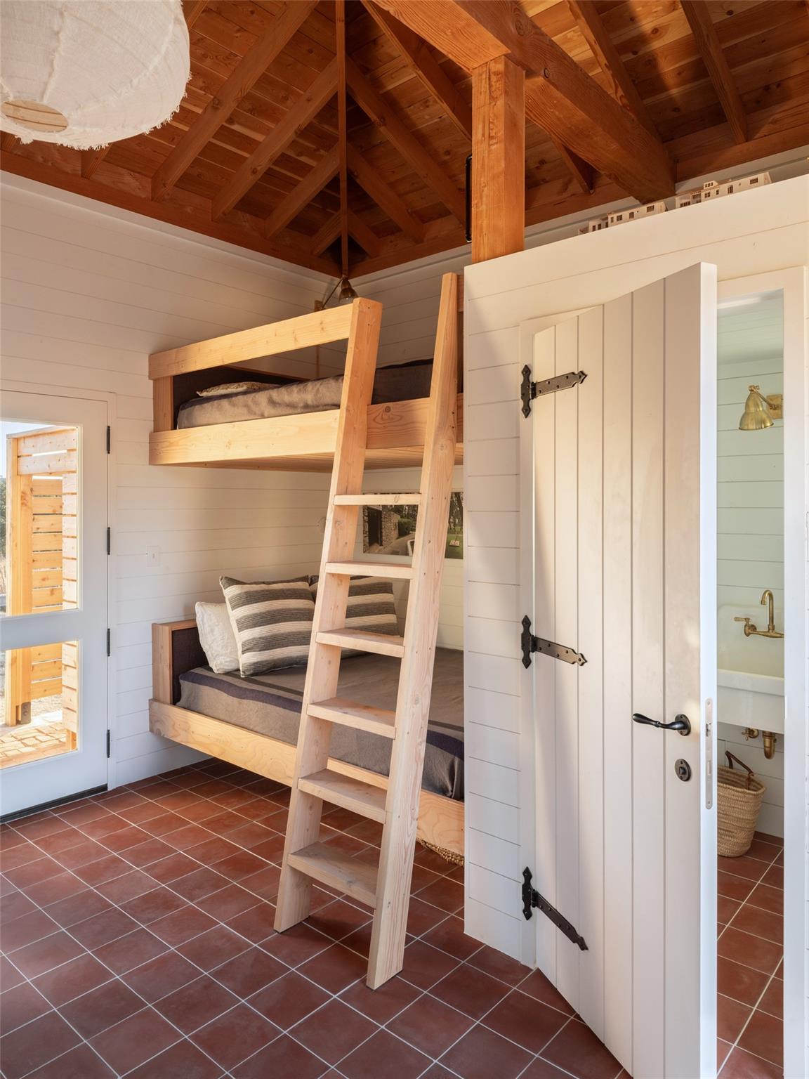 1934 N Walnut Springs RD