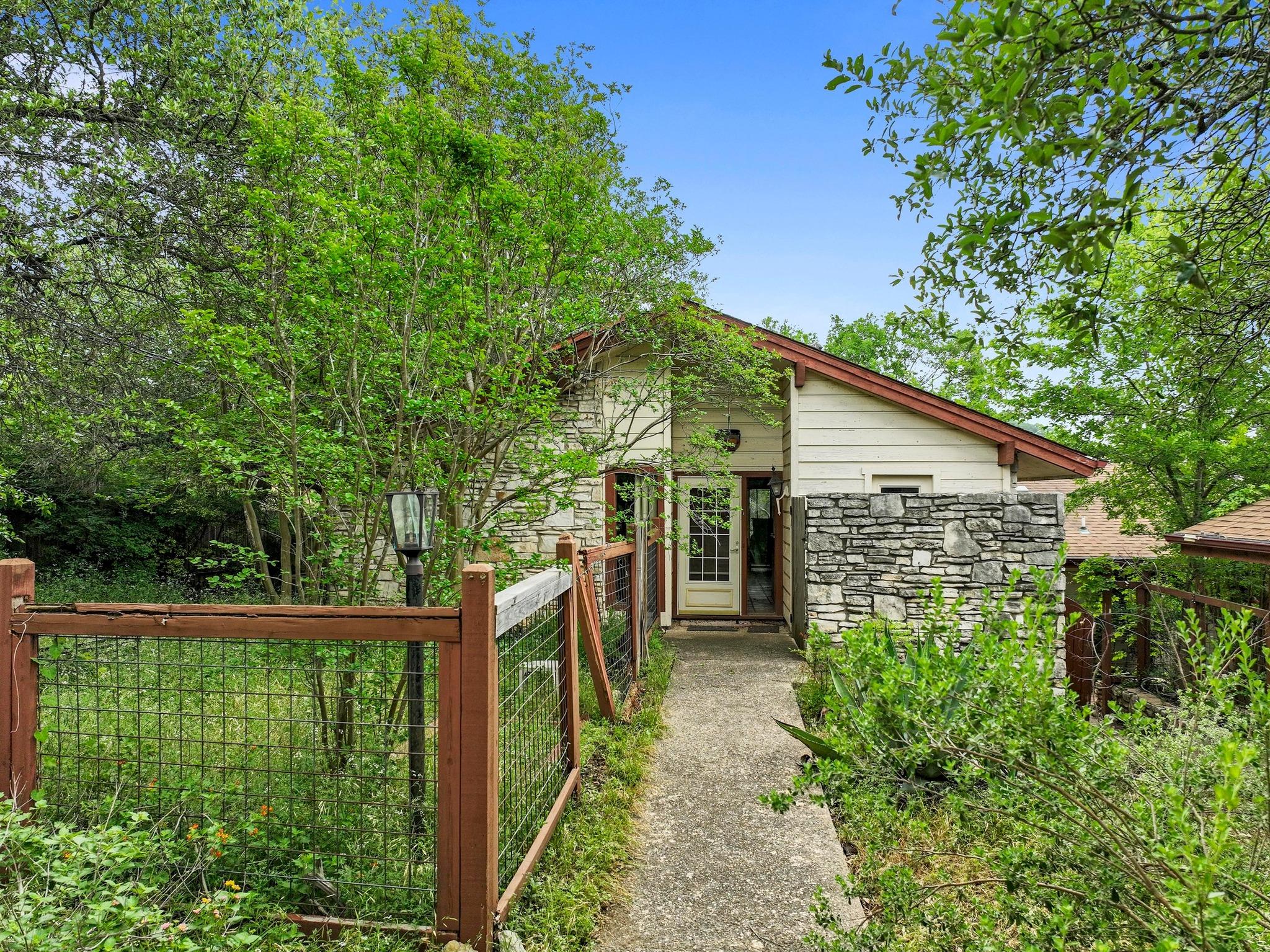 2101 Trail Of The Madrones