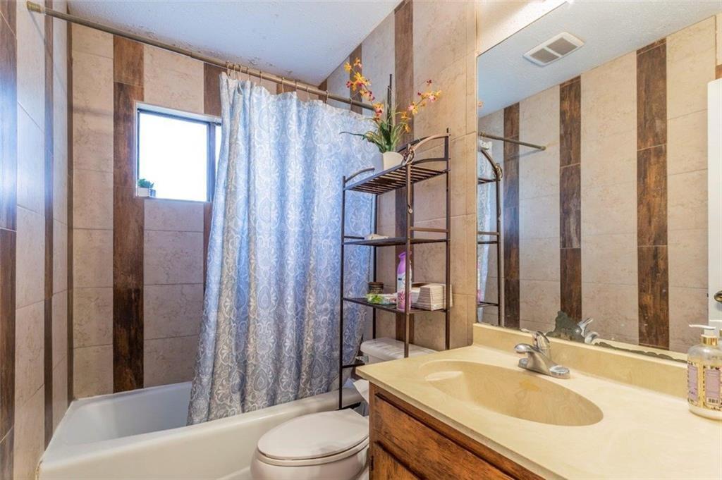 2104 Old West PL