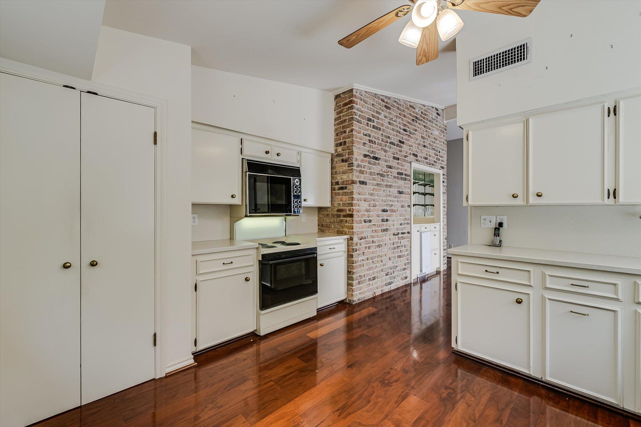 3805 Woodbrook CIR