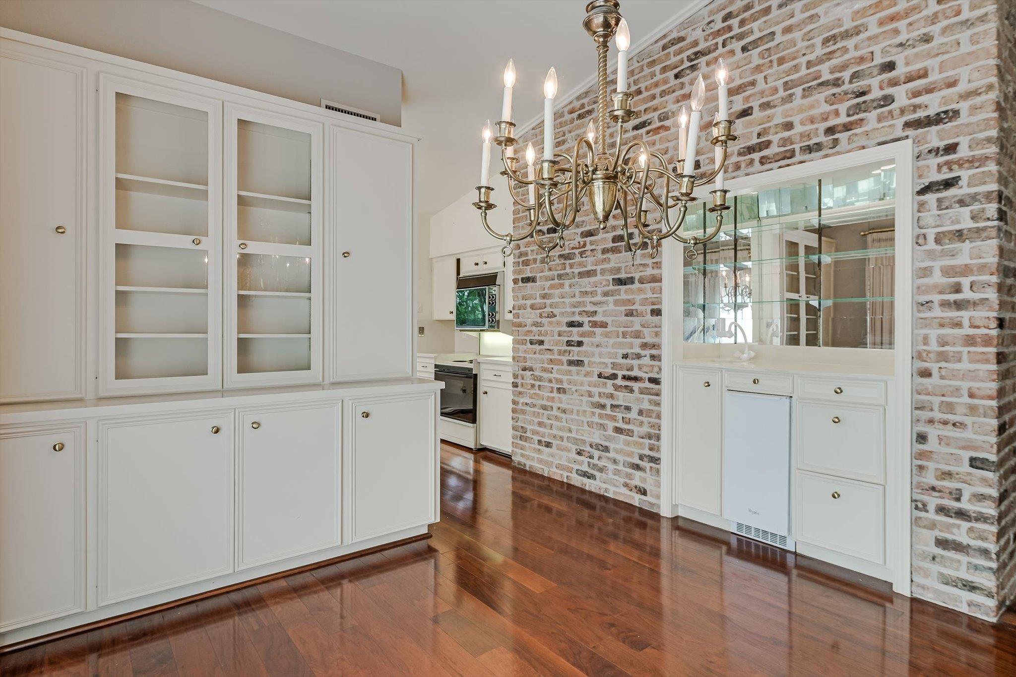 3805 Woodbrook CIR