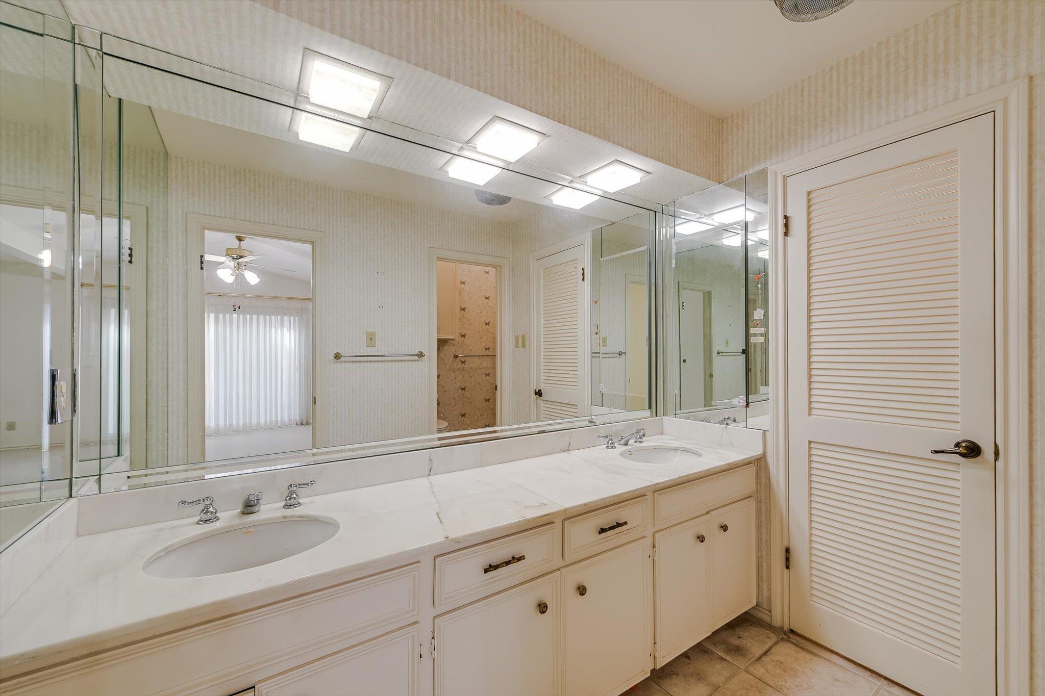 3805 Woodbrook CIR