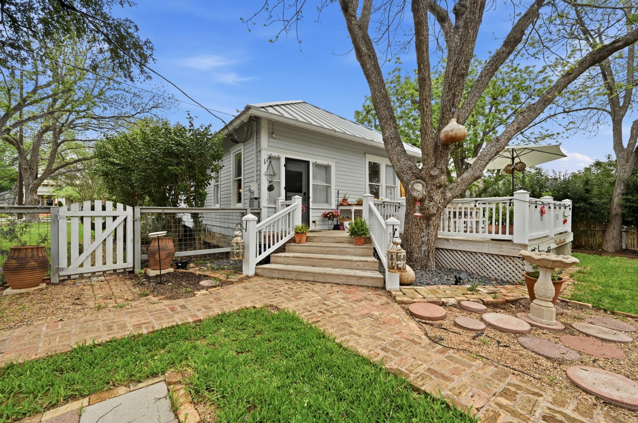 221 N Johnson Ave