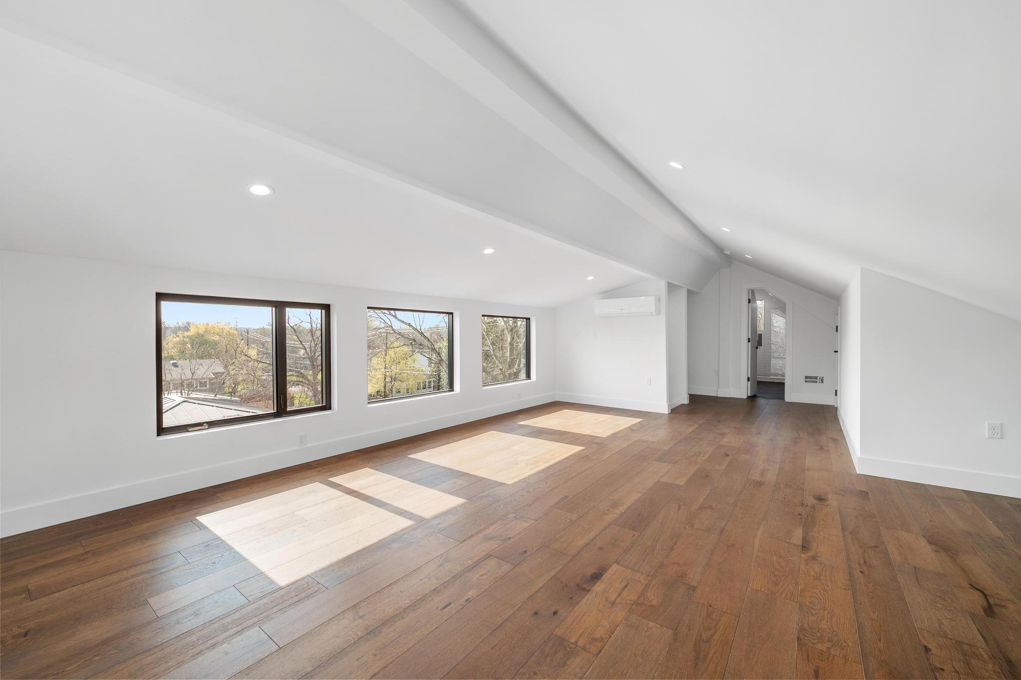 1608 Dexter ST