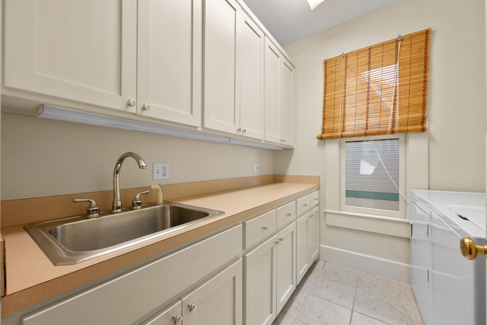 1309 W 10th ST