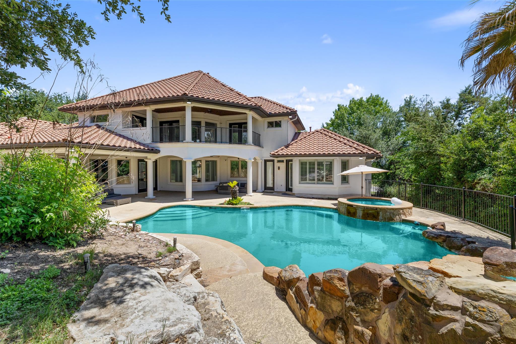 2404 University Club DR