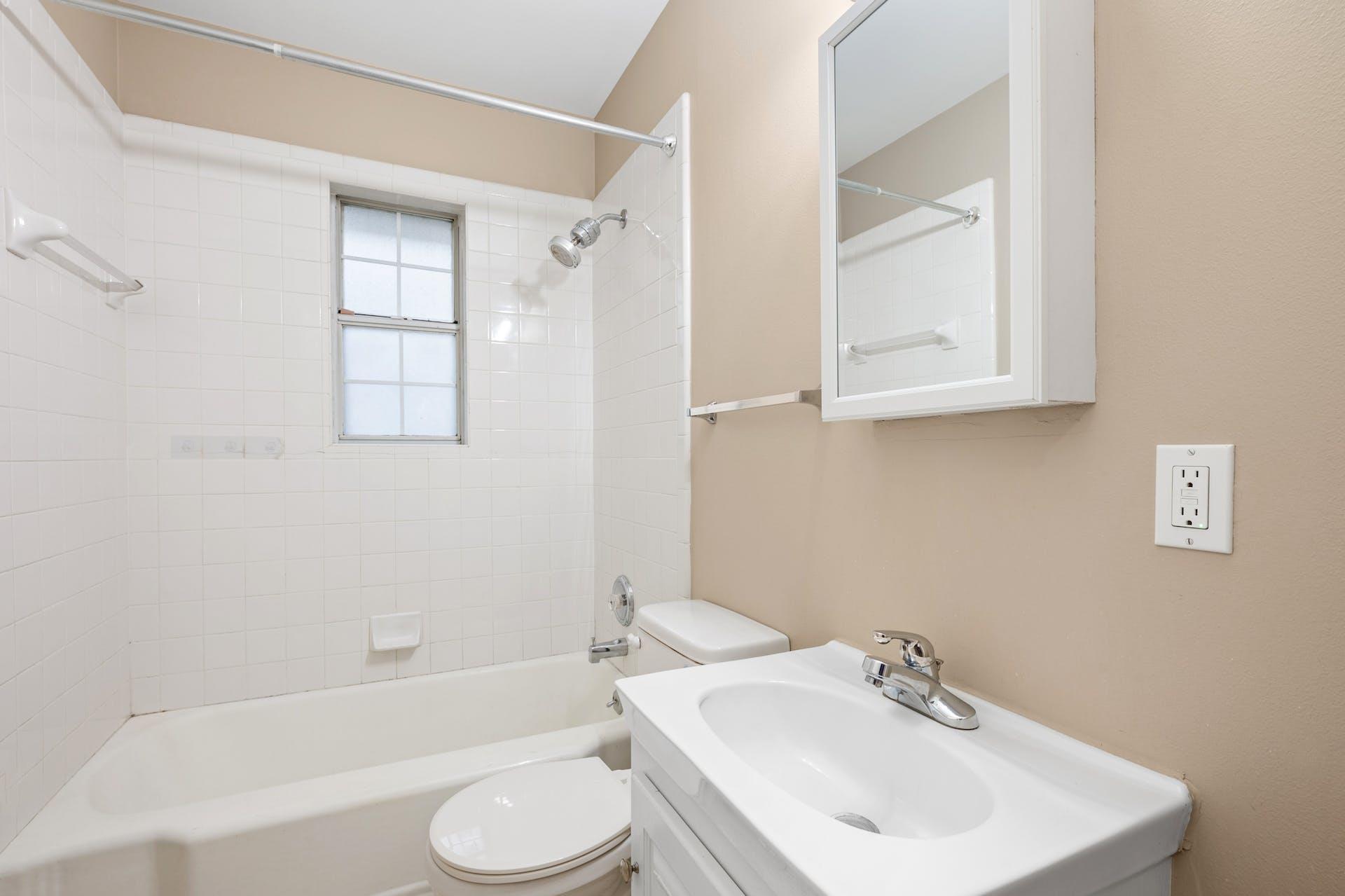 1809 W 39th ST Unit: A/B