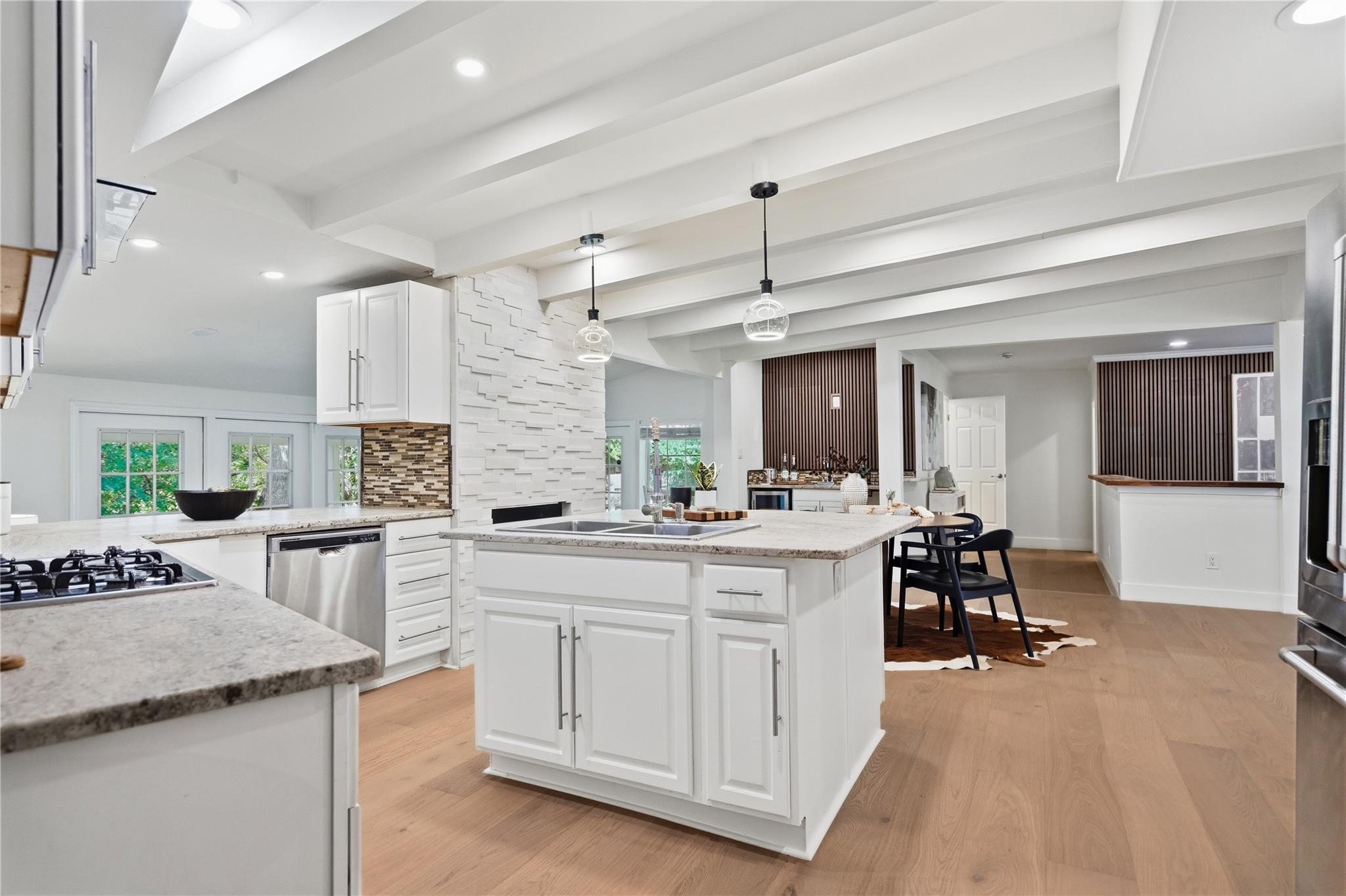 5718 Highland Hills DR
