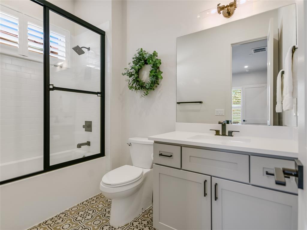 2601 N Quinlan Park RD # 204