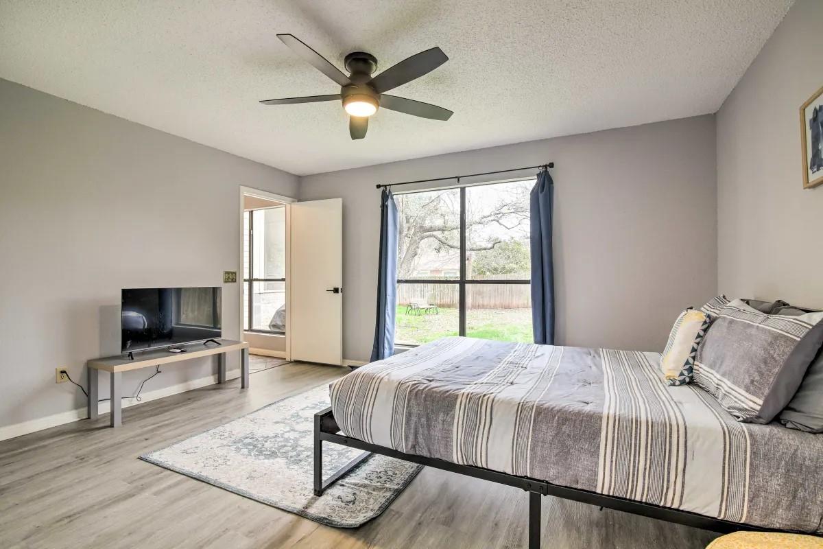 906 Elmwood TRL