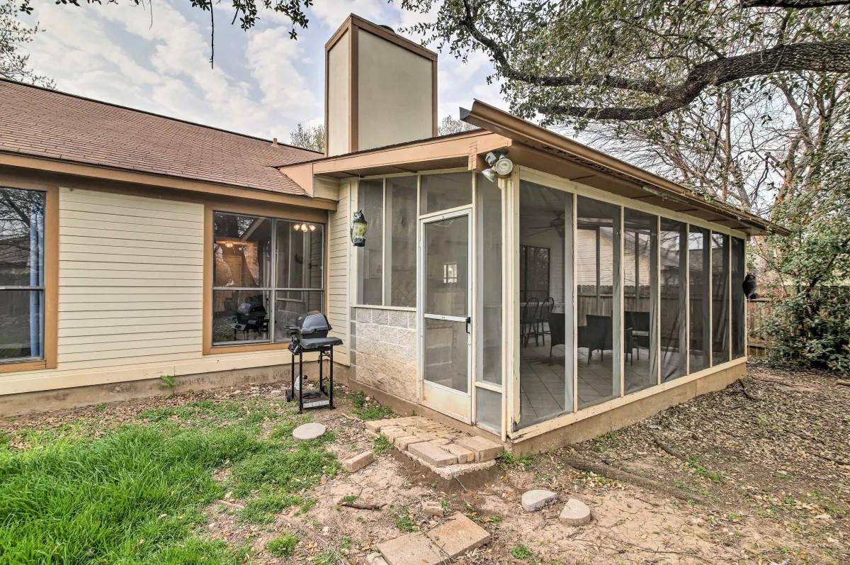 906 Elmwood TRL
