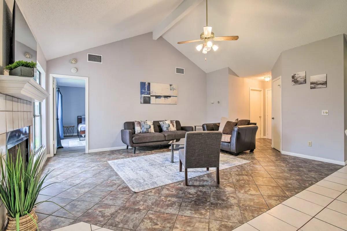 906 Elmwood TRL