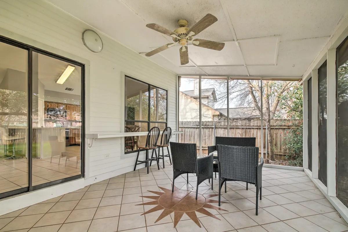 906 Elmwood TRL