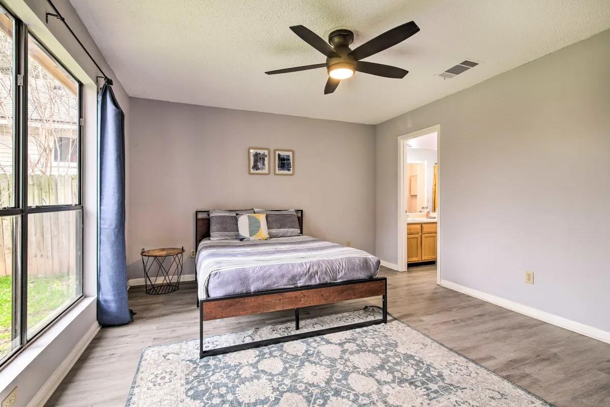 906 Elmwood TRL