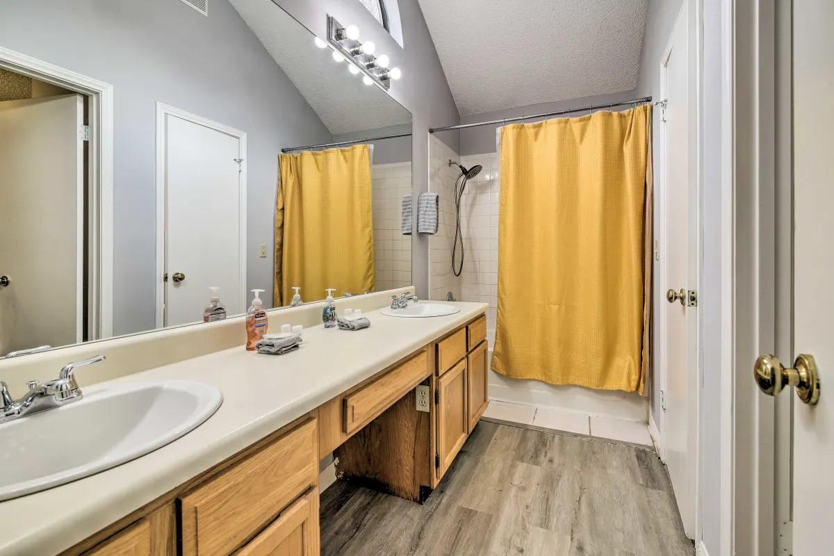 906 Elmwood TRL