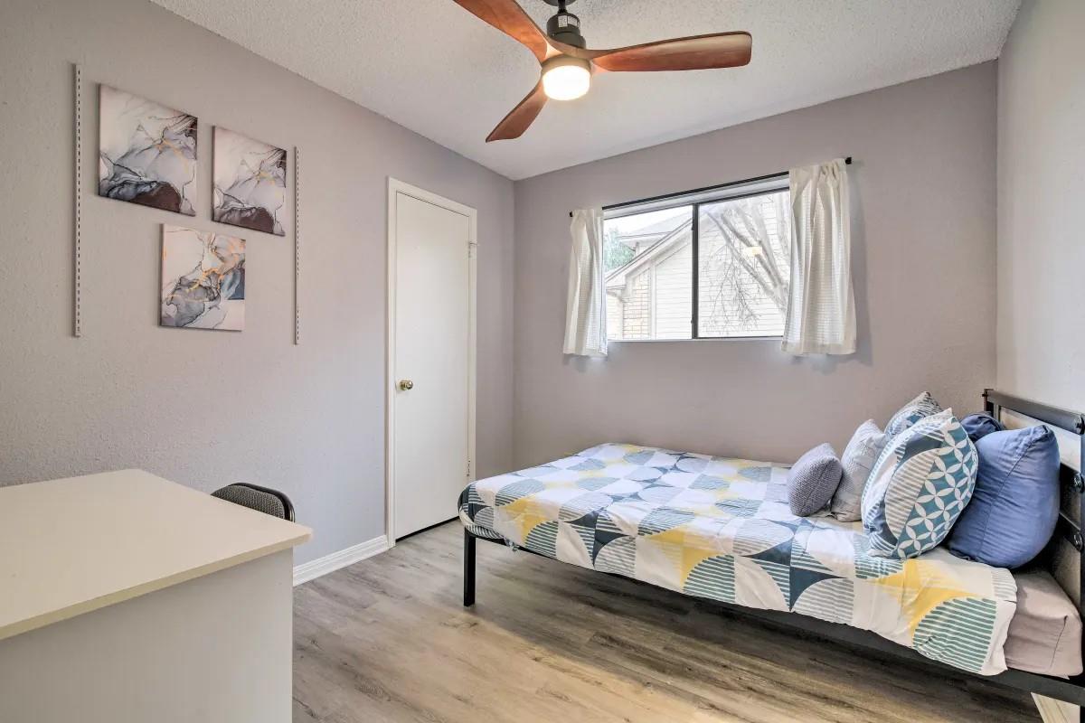 906 Elmwood TRL