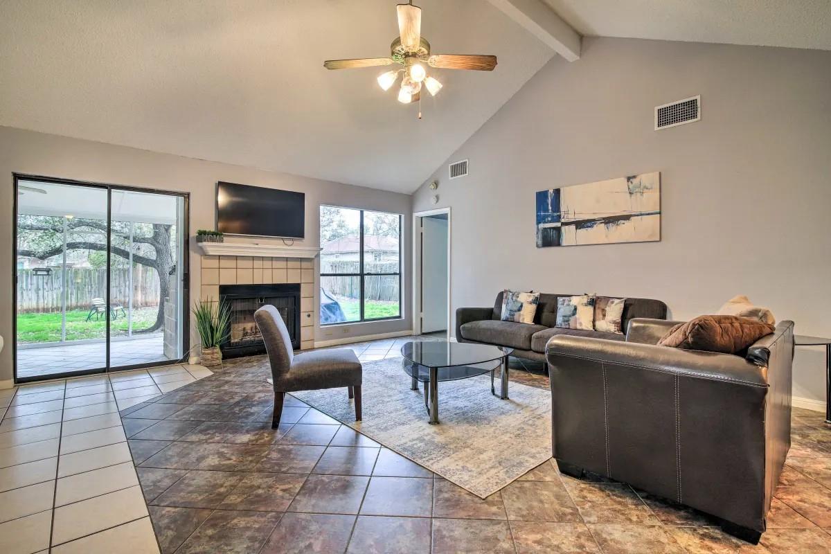 906 Elmwood TRL