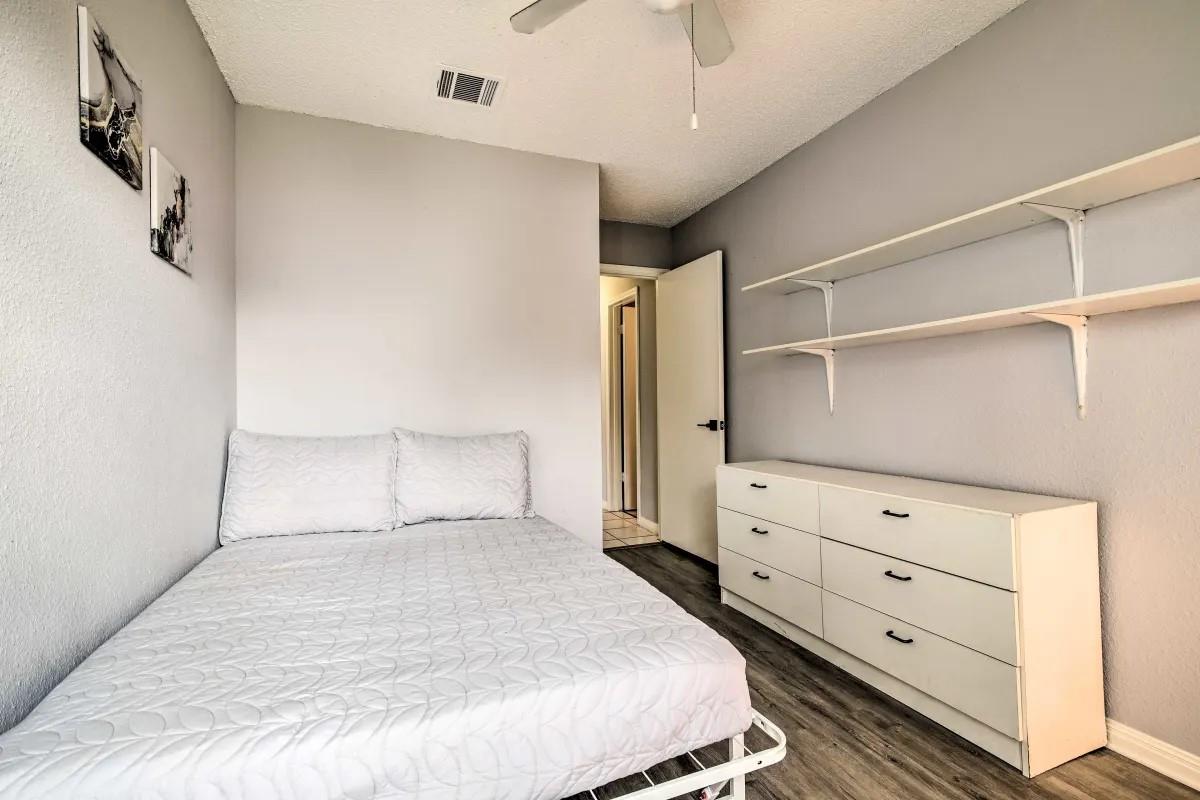 906 Elmwood TRL