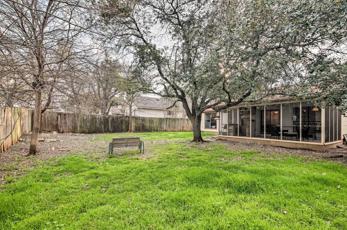 906 Elmwood TRL