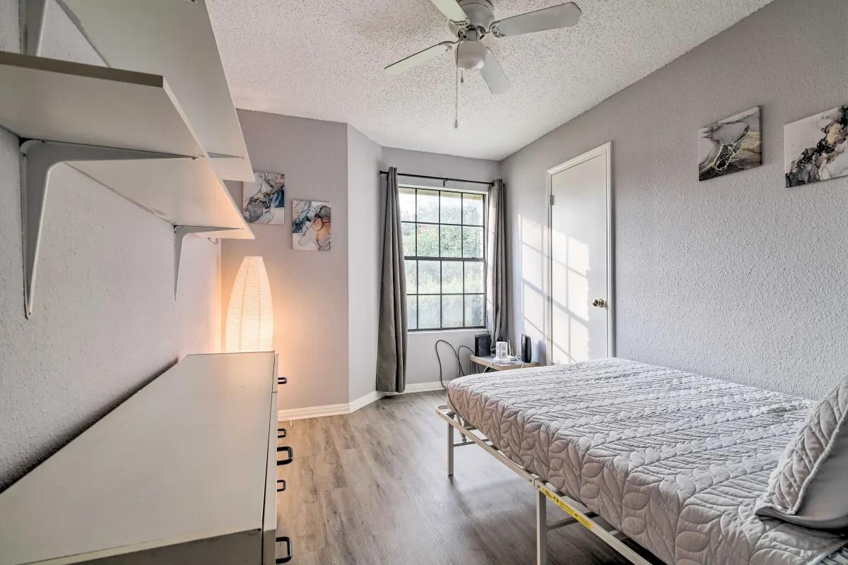 906 Elmwood TRL
