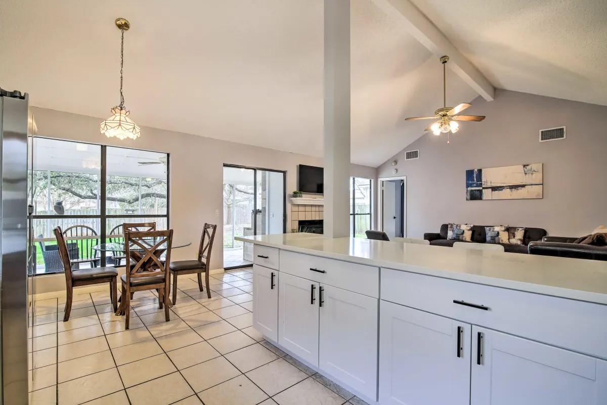906 Elmwood TRL
