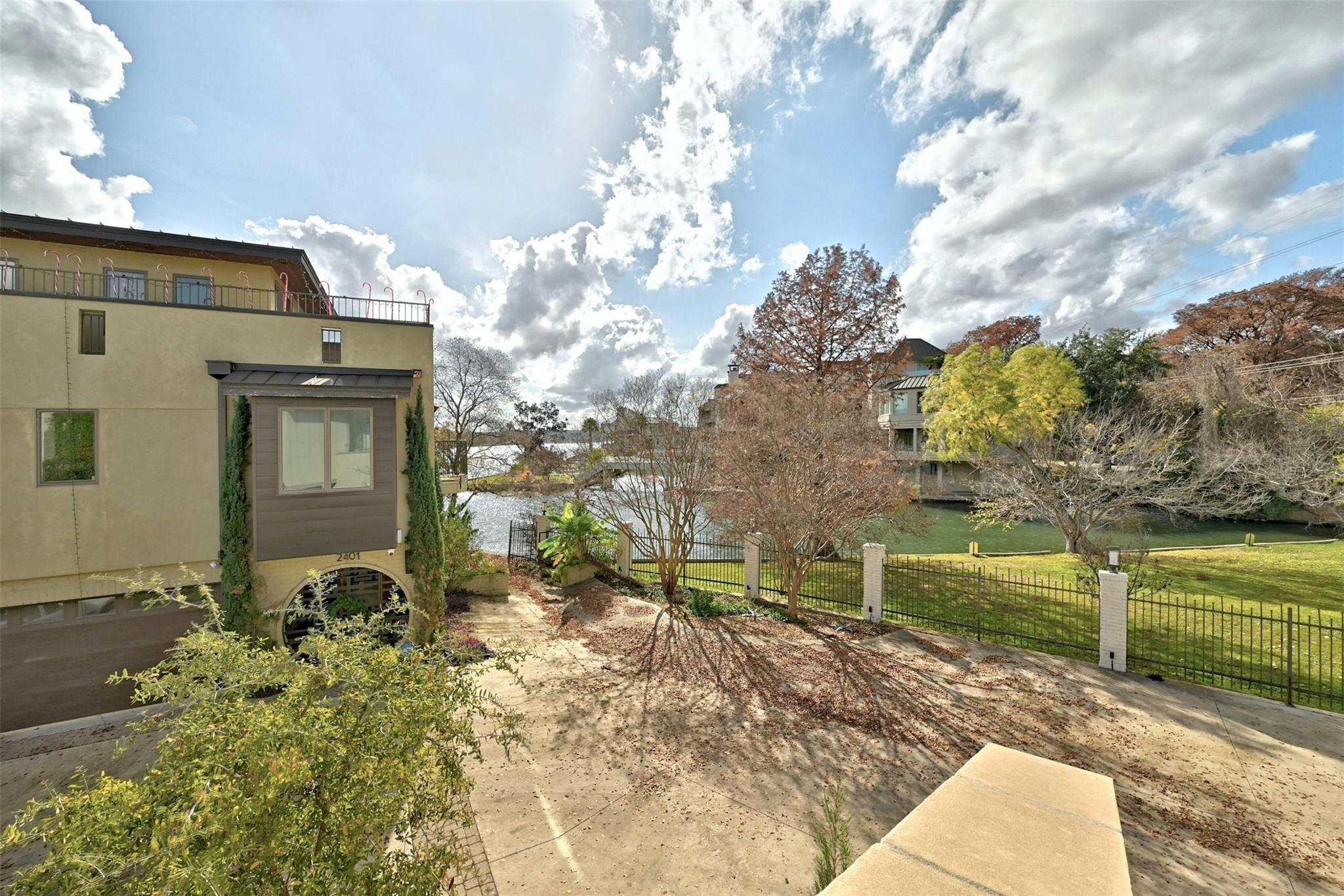 2433 Westlake DR