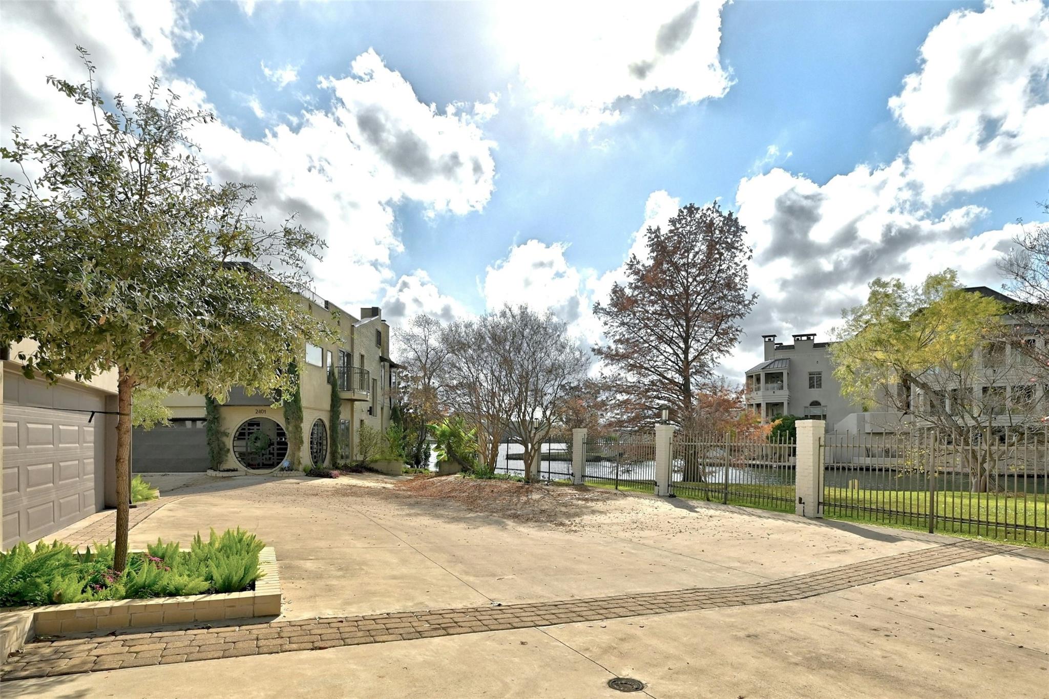 2433 Westlake DR