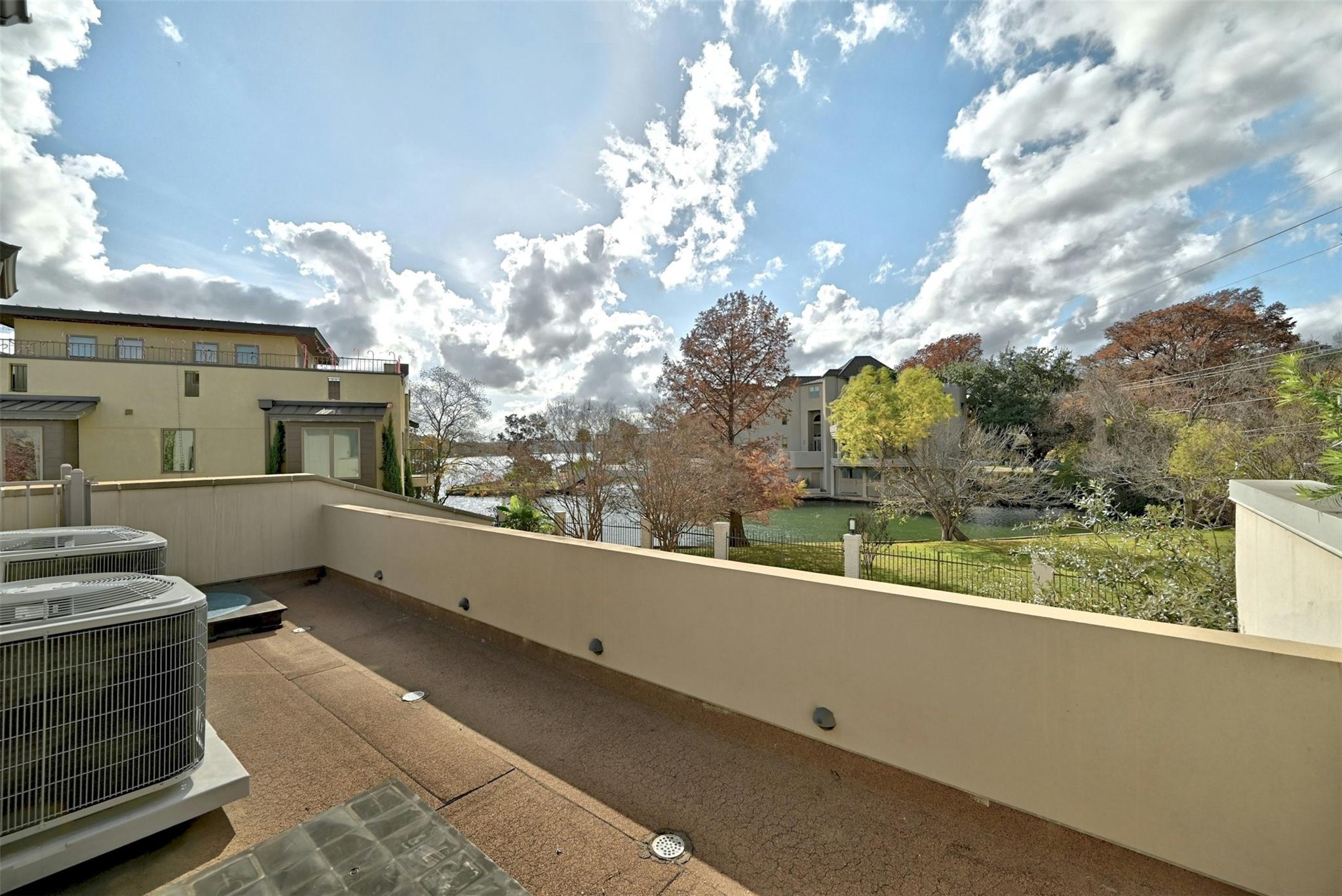2433 Westlake DR