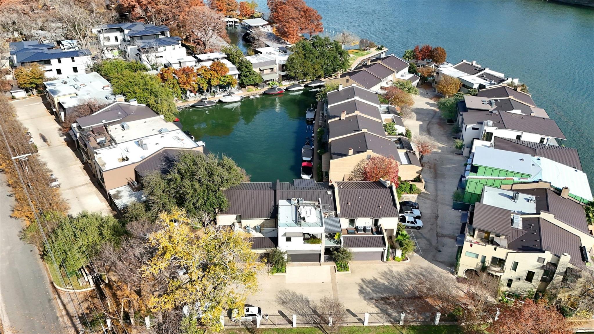 2433 Westlake DR