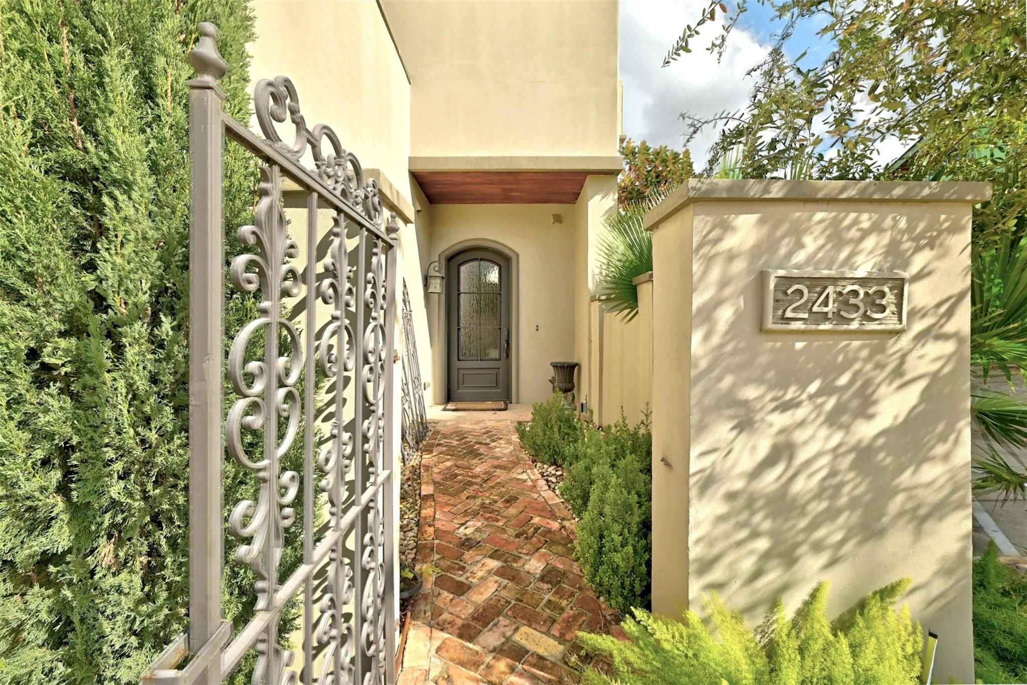 2433 Westlake DR