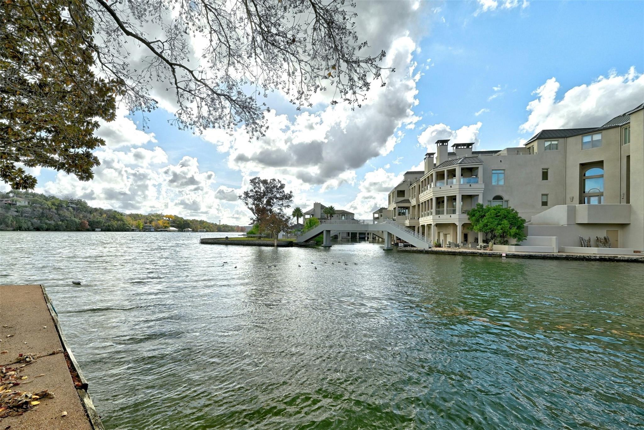 2433 Westlake DR
