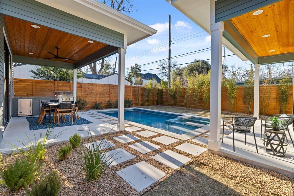 1207 Aggie LN