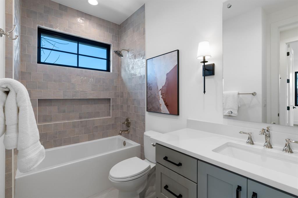 1207 Aggie LN