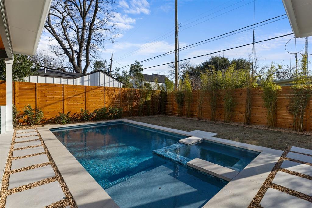 1207 Aggie LN
