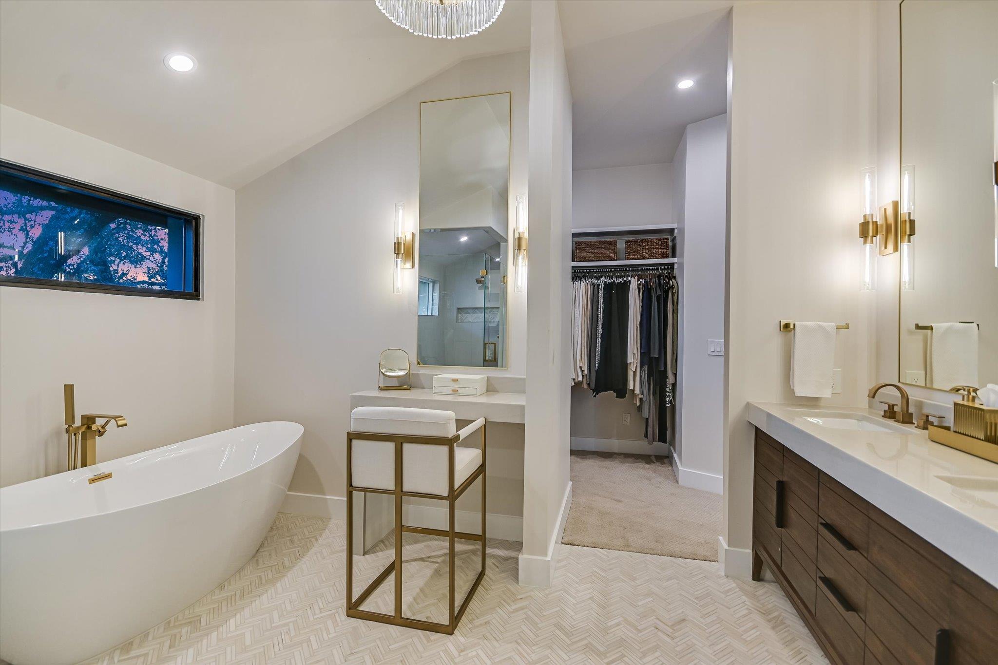 6204 Lost Horizon DR