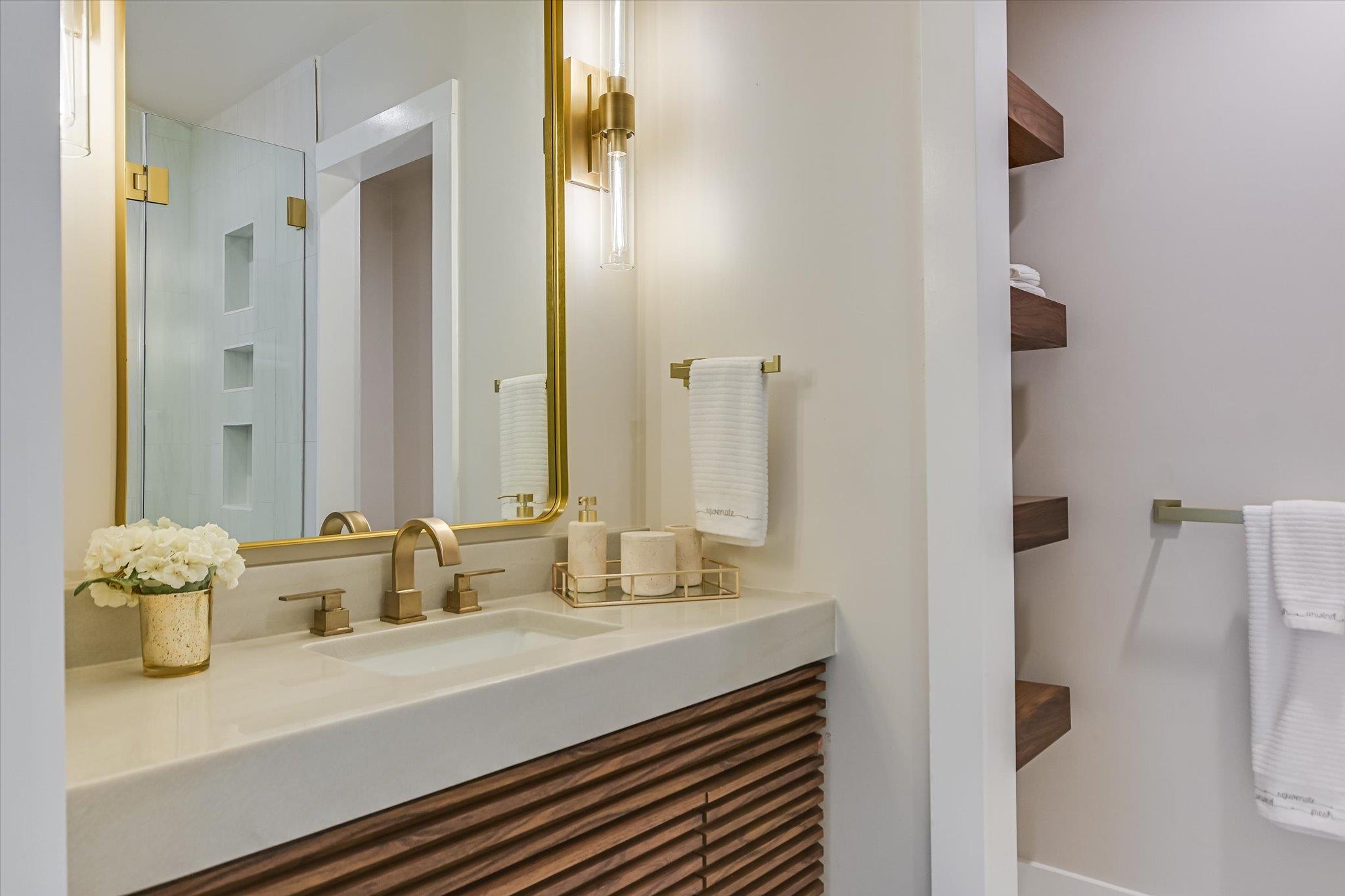 6204 Lost Horizon DR