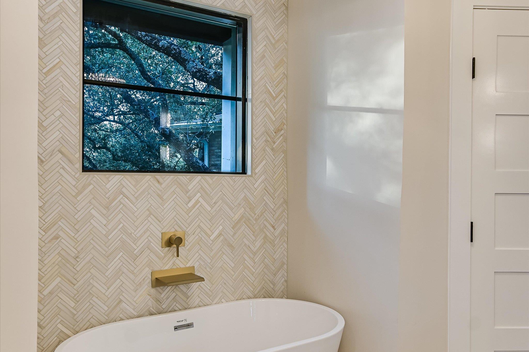 6204 Lost Horizon DR