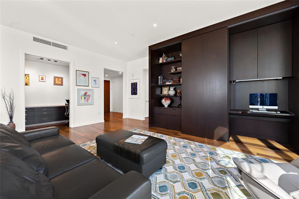 200 CONGRESS Ave # 21E