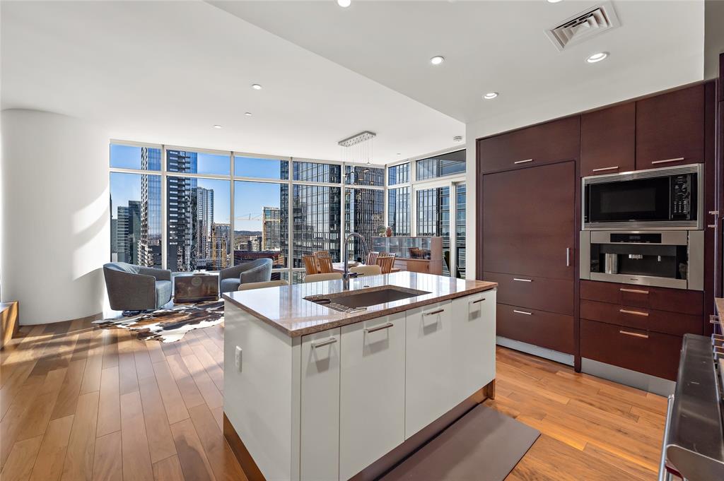 200 CONGRESS Ave # 21E