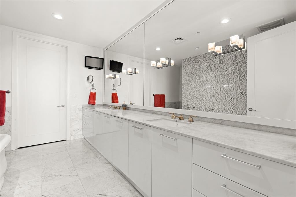 200 CONGRESS Ave # 21E