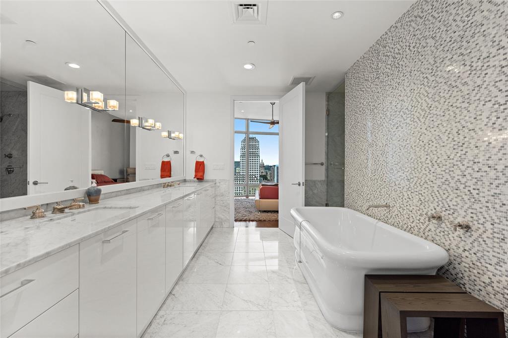 200 CONGRESS Ave # 21E