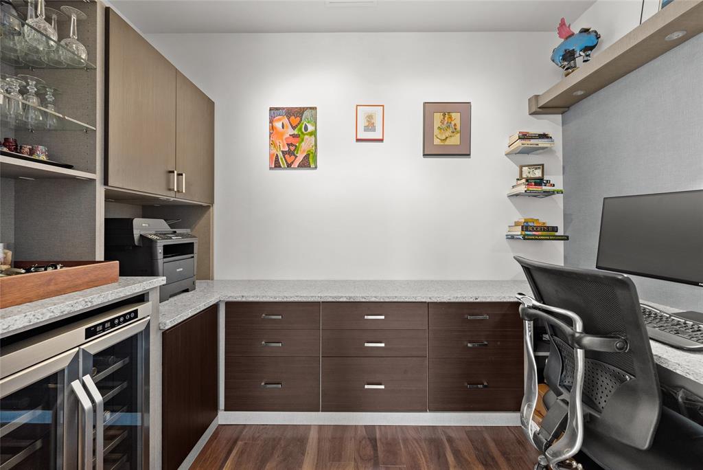 200 CONGRESS Ave # 21E