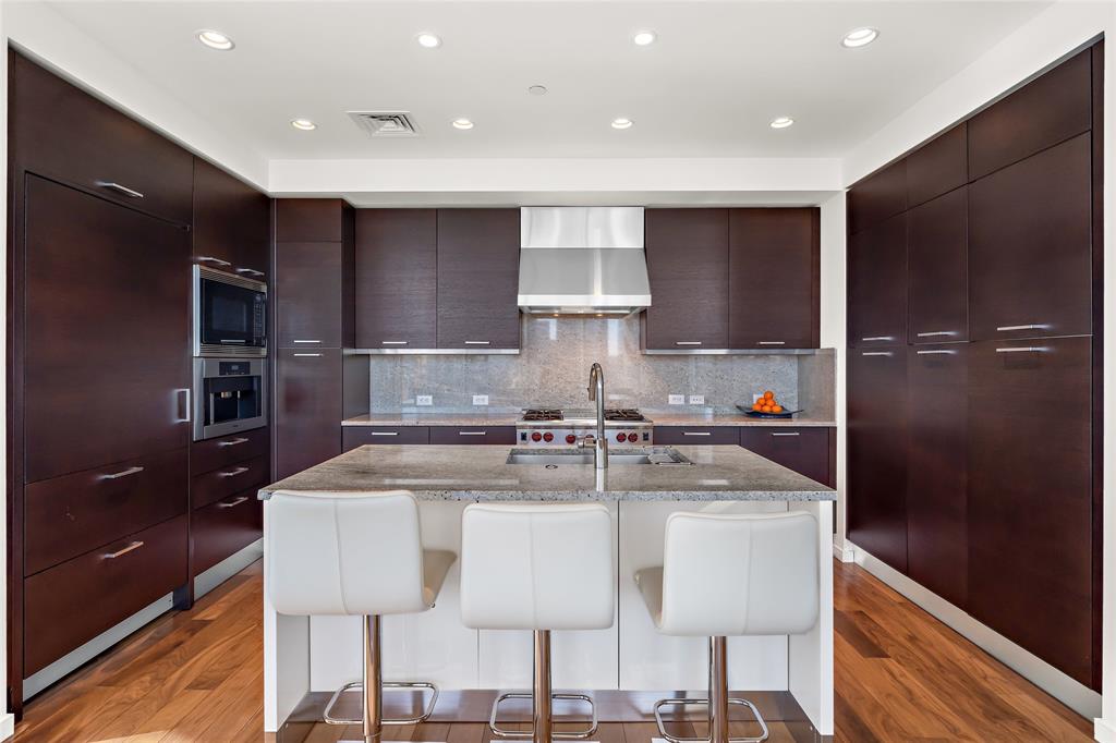 200 CONGRESS Ave # 21E